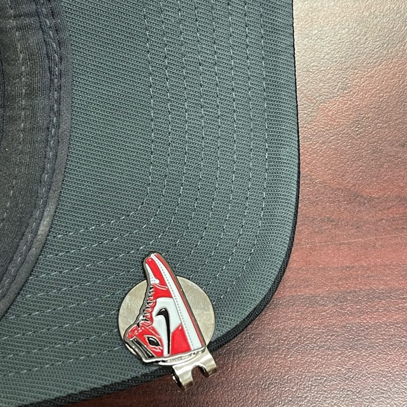 Air Jordan 1 "Chicago" Sneaker Golf Ball Marker BRAND NEW with Magnetic Hat Clip - Picture 5 of 5
